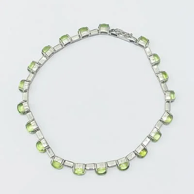 We bought Vòng Tay Peridot K18WG