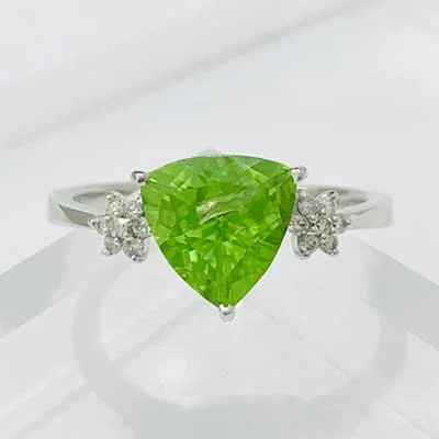 We bought Nhẫn Peridot 2.68ct K18WG