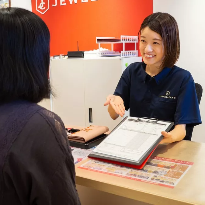 Nhân viên Jewel Cafe chào đón khách hàng